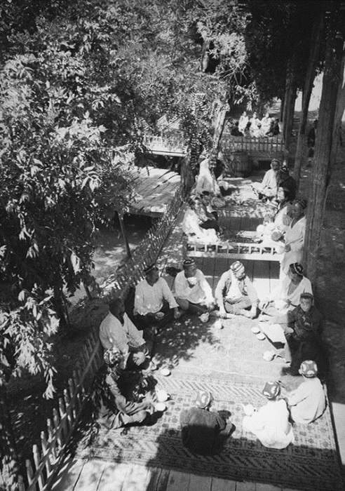Рабочие отдыхают в чайхане возле канала. Узбекистан, 1930 год. Фото: Max Penson.  