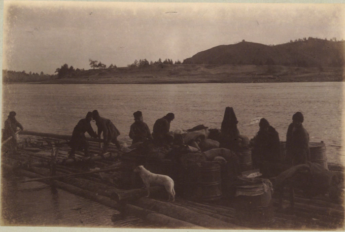 Плот для переправки людей на реке Енисей. Урянхайский край, Минусинский округ, 1897 год.