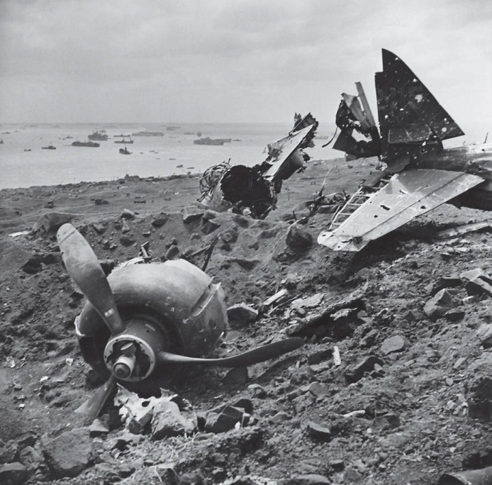 Обломки самолета на берегу Иводзимы в марте 1945 года.