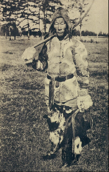 Якут идущий на сенокос. Якутская область, начало 20 века.