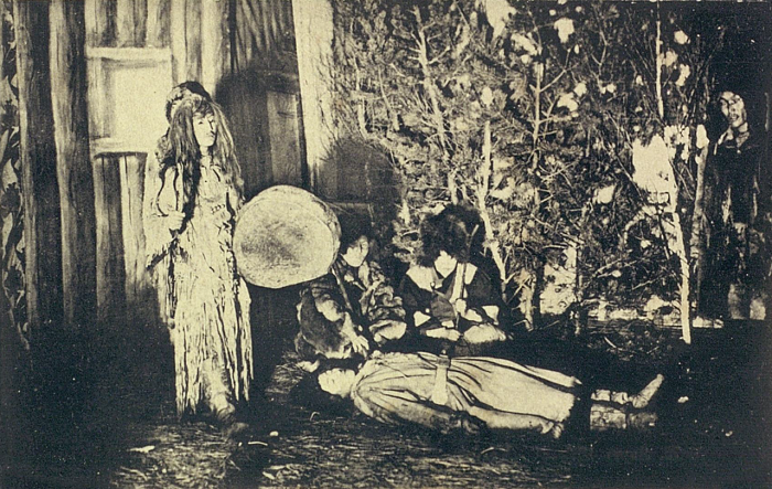 Якут шаман излечивающий молодую девушку.  Якутская область, начало 20 века. 