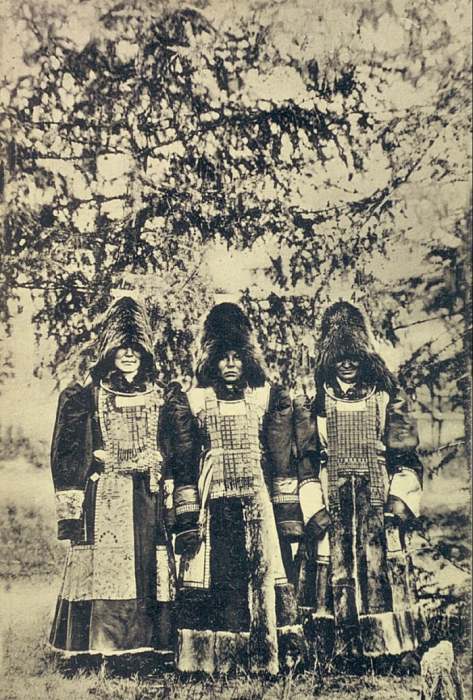 Якуты в традиционных военных доспехах. Якутская область, начало 20 века.