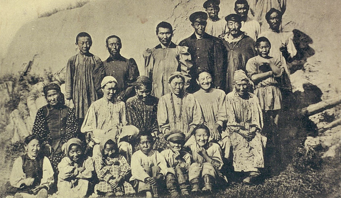 Группа местных якутов Мегинского улуса в Тулугинцах. Якутская область, начало 20 века.