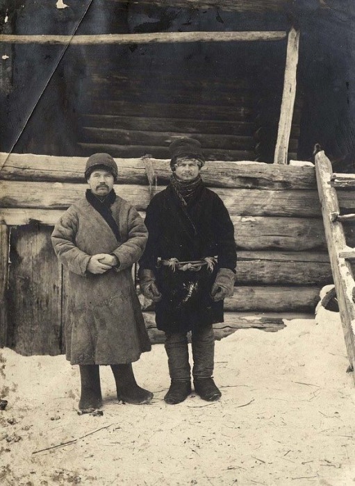 Богатые молодые крестьяне. Село Богучанское, Енисейский уезд, 1911 год.