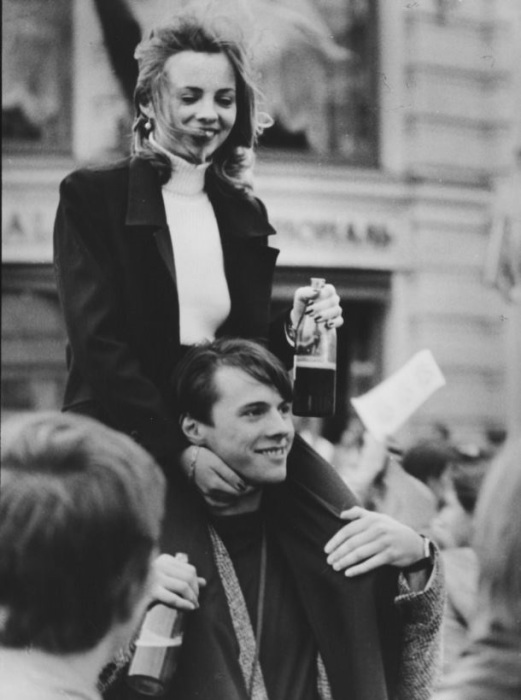 Молодые люди отмечают 850-летие Москвы. Россия, 1997 год.