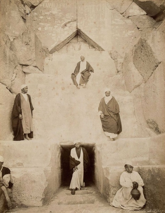 Мужчины у входа в Великую пирамиду в Гизе.