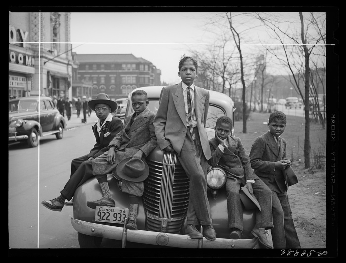 Афроамериканские подростки возле дорогого автомобиля.