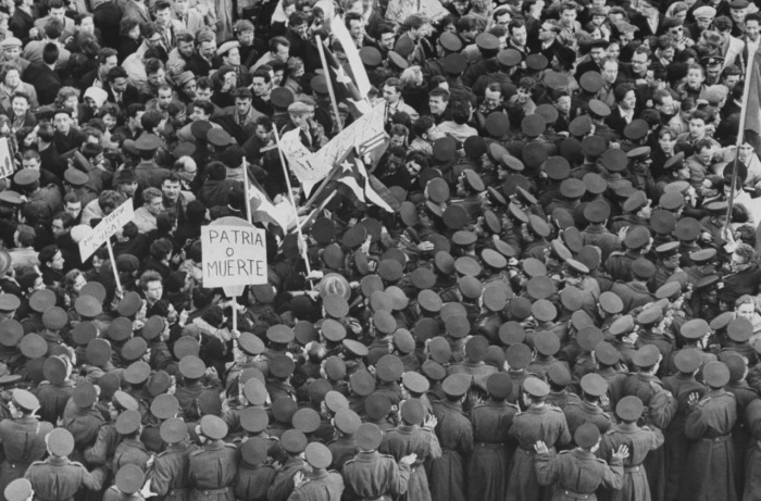  Студенческие демонстрации в Москве против вторжения на Кубу поддерживаемых американцами повстанцев. 1961 год. 