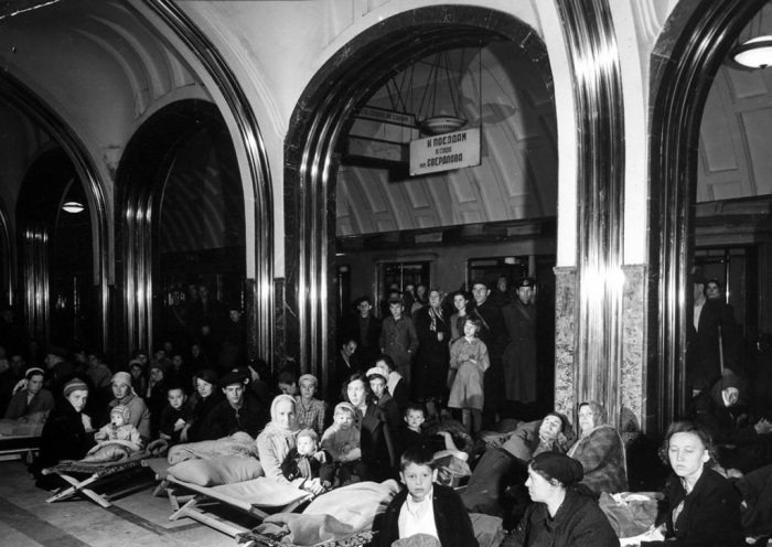 Люди прячущиеся на станции метро Маяковского во время бомбардировки Москвы. СССР, 1941 год.
