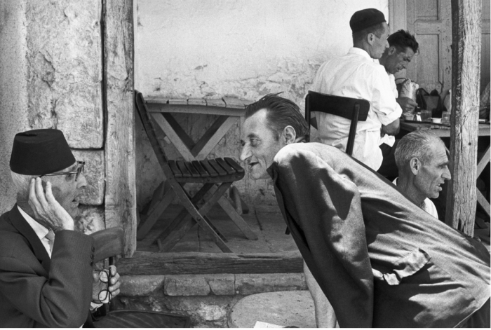 Местные жители в турецкой кофейне. Босния и Герцеговина, Мостар, 1965 год.  