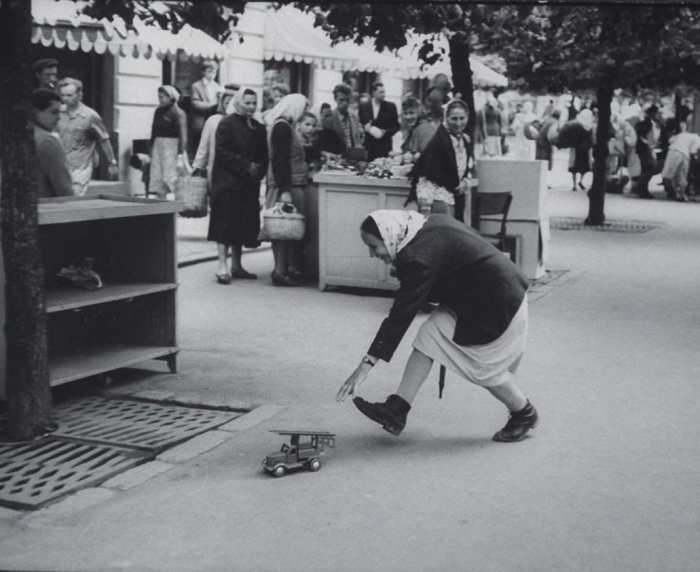 Женщина поднимающая игрушечный грузовик. СССР, Львов, 1960 год.