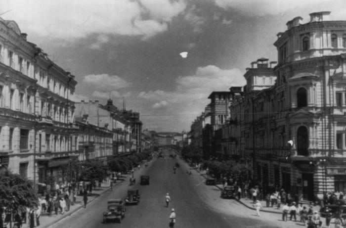 Оживленный Крещатик. СССР, Киев, 1943 год.