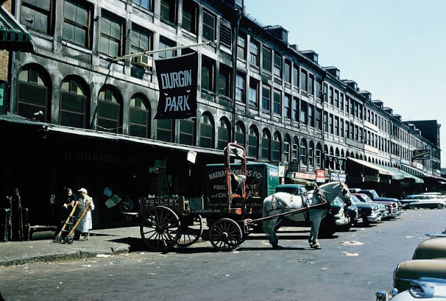 Мясная лавка и магазин продуктов в центре Бостона, 1957 год.
