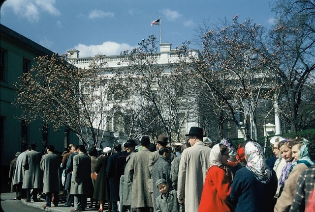 Толпы людей ожидают начало экскурсии по Белому дому.