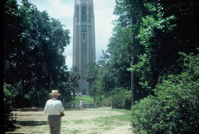 Портретный снимок на фоне поющей башни Эдварда Бока. США, Флорида, 1952 год.