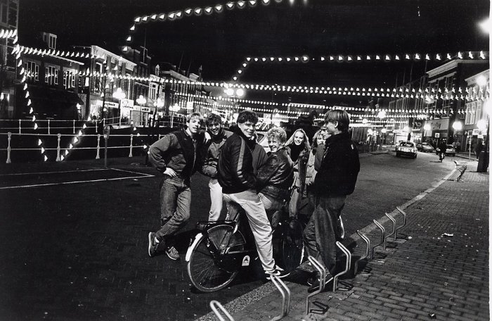 Нидерландская молодёжь поздним вечером в Леувардене, 1983 год.