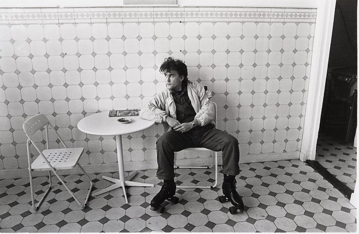 Студент на роликах в кофейне. Гаага, 1983 год.