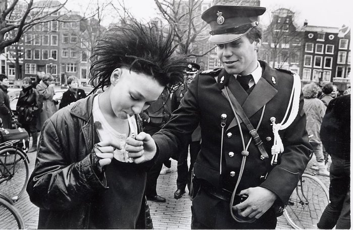 Офицер даёт прикурить представительнице молодёжной субкультуры.
