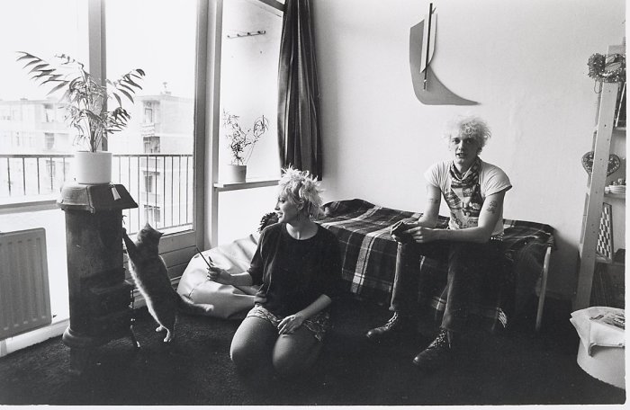 Молодая семья в своей квартире. Нидерланды, Гезенвельд, 1983 год.
