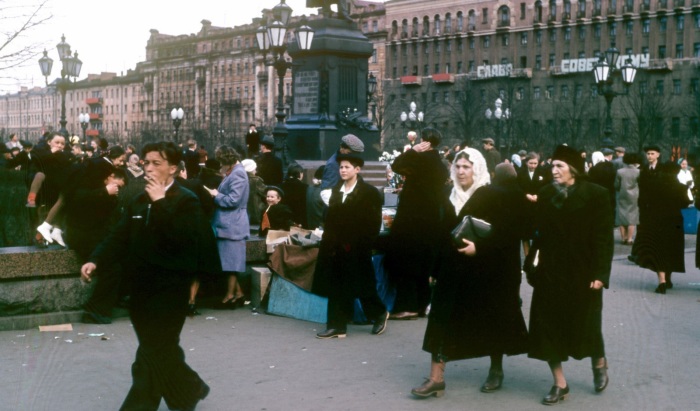 Туристы и местные жители на Пушкинской площади в Москве.