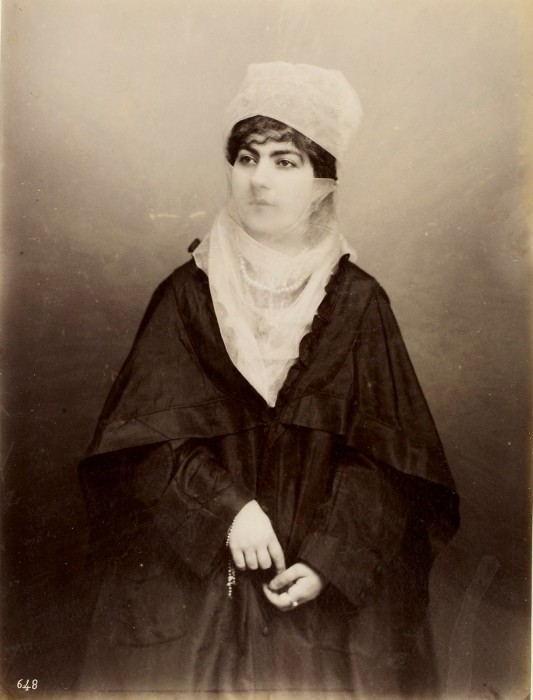 Портретная фотография турецкой женщины, сделанная в 1860-х годах.