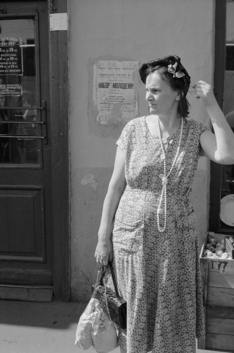 Вышедшая из магазина женщина. СССР, Москва, 1961 год.