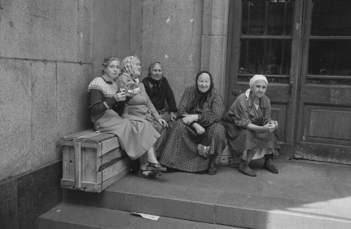 Пожилые женщины, сидящие у подъезда. СССР, Москва, 1961 год.