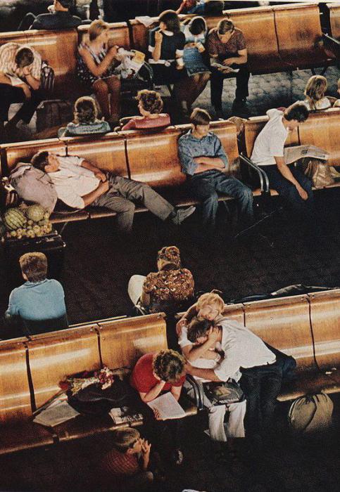  В зале ожидания на вокзале. СССР, Новосибирск, 1976 год. Фотограф: Дин Конгер. 