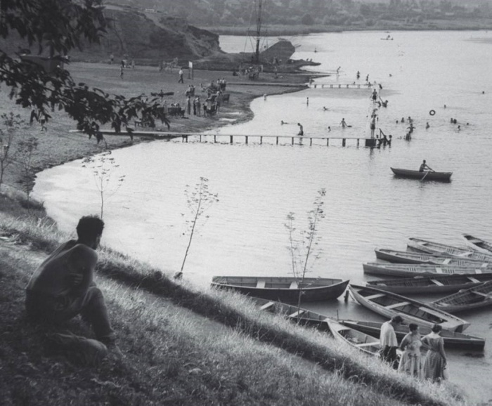 Люди, отдыхающие на берегу реки Буг. СССР, 1960 год.