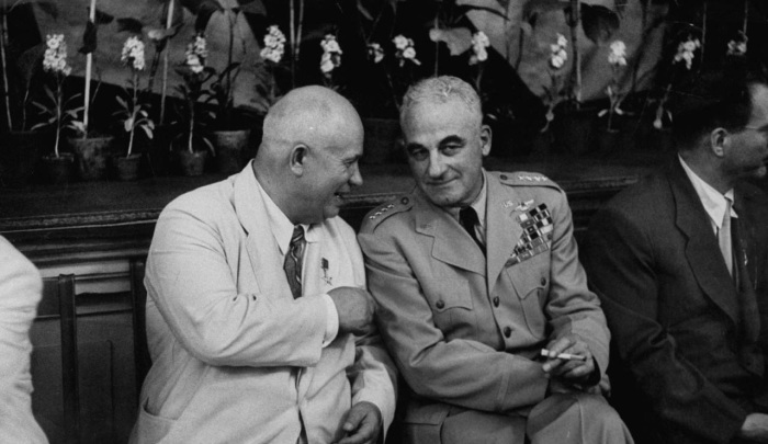 Никита Хрущев беседует с бригадным генералом Натаном Твинингом.