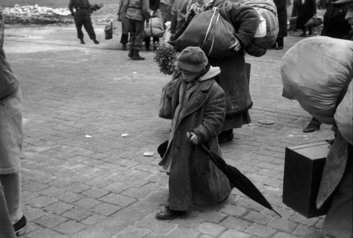 Ребенок, освобожденный из концлагеря после окончаний Второй мировой войны. Германия, Дессау, 1945 год.  