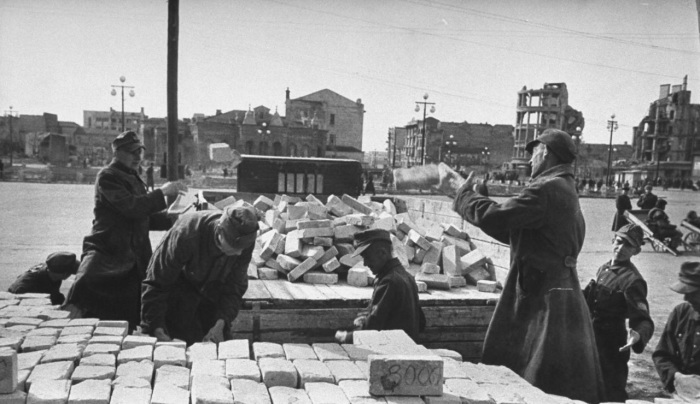 Немецкие заключенные работающие над восстановлением железнодорожной станции и окрестностей Сталинграда.