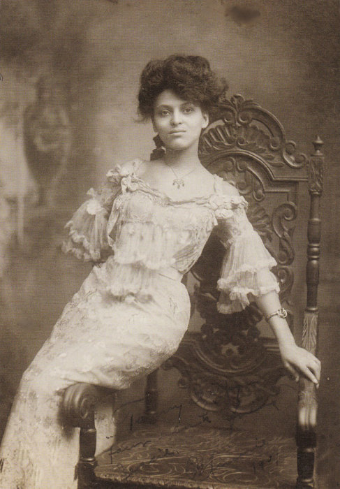 Актриса, которая выступала с 1902 по 1918 в Европе, России и на Дальнем Востоке.