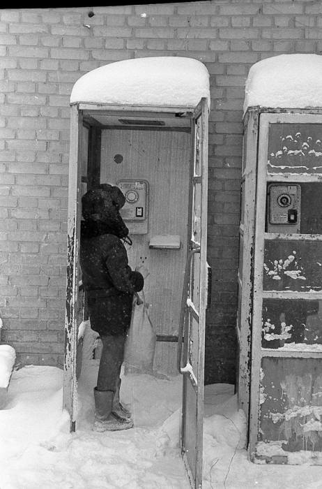 Классический советский уличный телефонный аппарат общего пользования.