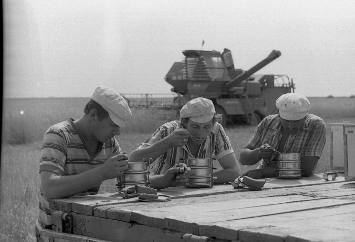 Обед комбайнеров во время в процессе жатвы, 1984 год.