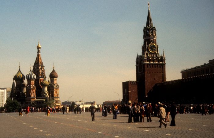 Толпы людей на Красной площади. СССР, Москва, 1977 год.