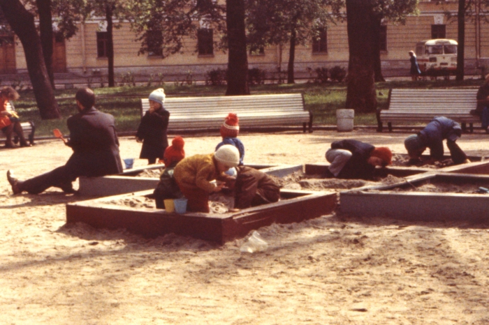 Дети, играющие в песочнице. СССР, Ленинград, 1977 год.