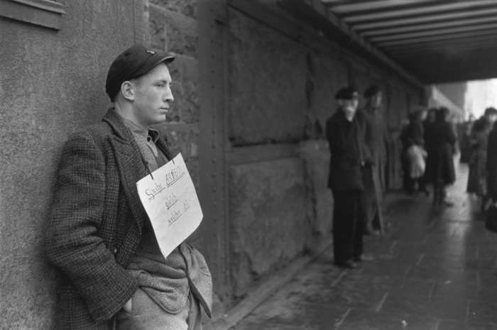 Человек с плакатом, на котором написано - готов на любую работу. Германия, Гамбург, 1952 год.  