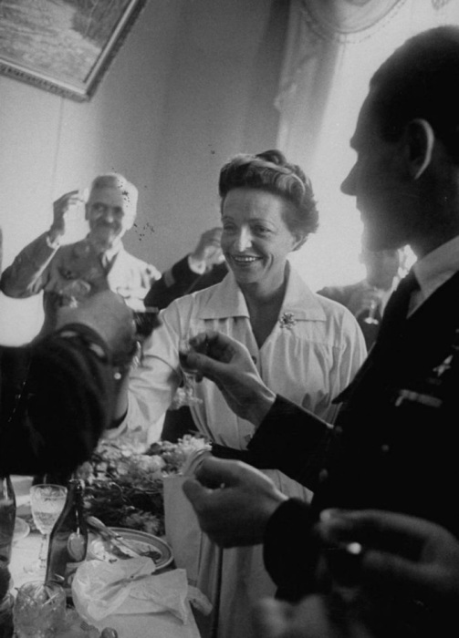 Жаклин Ориоль, первая женщина пилот-испытатель произносит тост на приеме, организованном после окончания авиашоу.