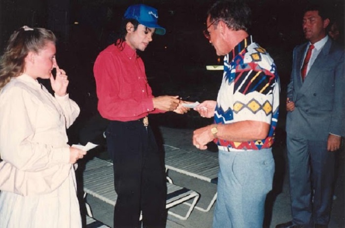 Майкл Джексон даёт автограф у входа в отель «Rotterdam Hilton».
