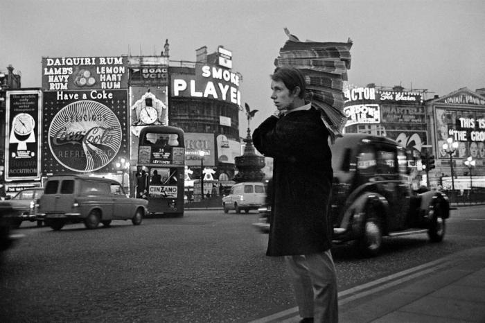 Одна из самых широких и оживлённых улиц в историческом центре Лондона, 1966 год.