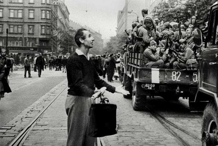 Солдаты в центре Праги, 1968 год.