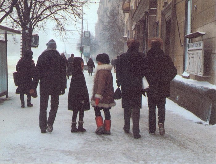 Прогулка всей семьей по городу в морозный зимний день. 