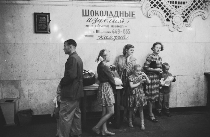 Отдел шоколадных изделий в Государственном универсальном магазине. СССР, Москва, 1961 год.