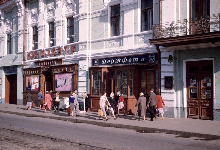 Небольшой кинотеатр в центре города. СССР, Харьков, 1959 год.