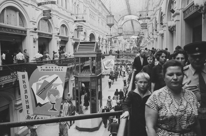 Толпы людей в Государственном универсальном магазине. СССР, Москва, 1961 год.