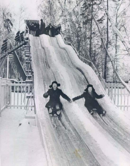 Дети, катающиеся на горке. СССР, Москва, 1955 год.