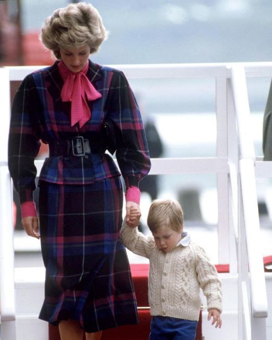 Принцесса Диана выходит из Королевской яхты Britannia. Великобритания, Абердин, 1985 год.