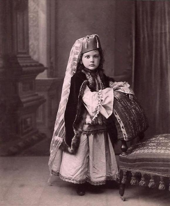 Юная принцесса Лазарева в татарском костюме.