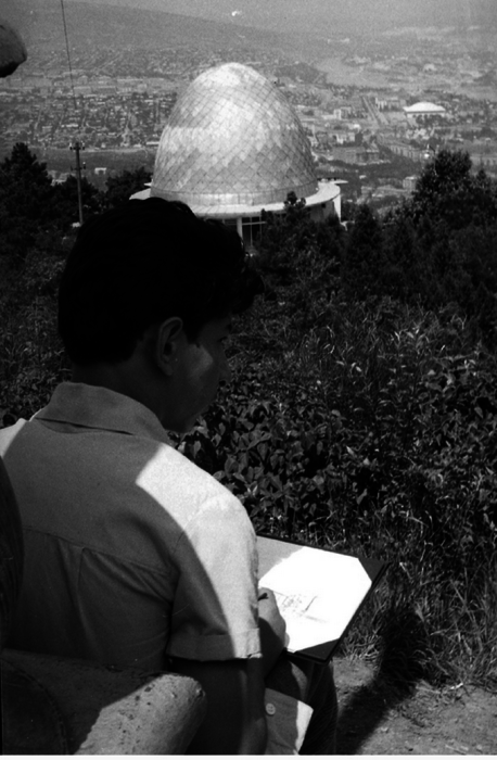 Живописец во время работы над новой картиной. СССР, Тбилиси, 1963 год.